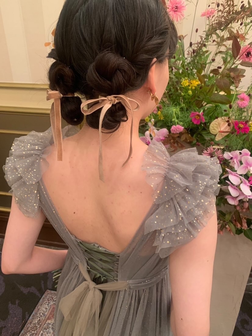 Trendy Slim Satin Ribbons ♡ 19 Cute Bridal Hair Ribbon Arrangements for 2023-2024にて紹介している画像