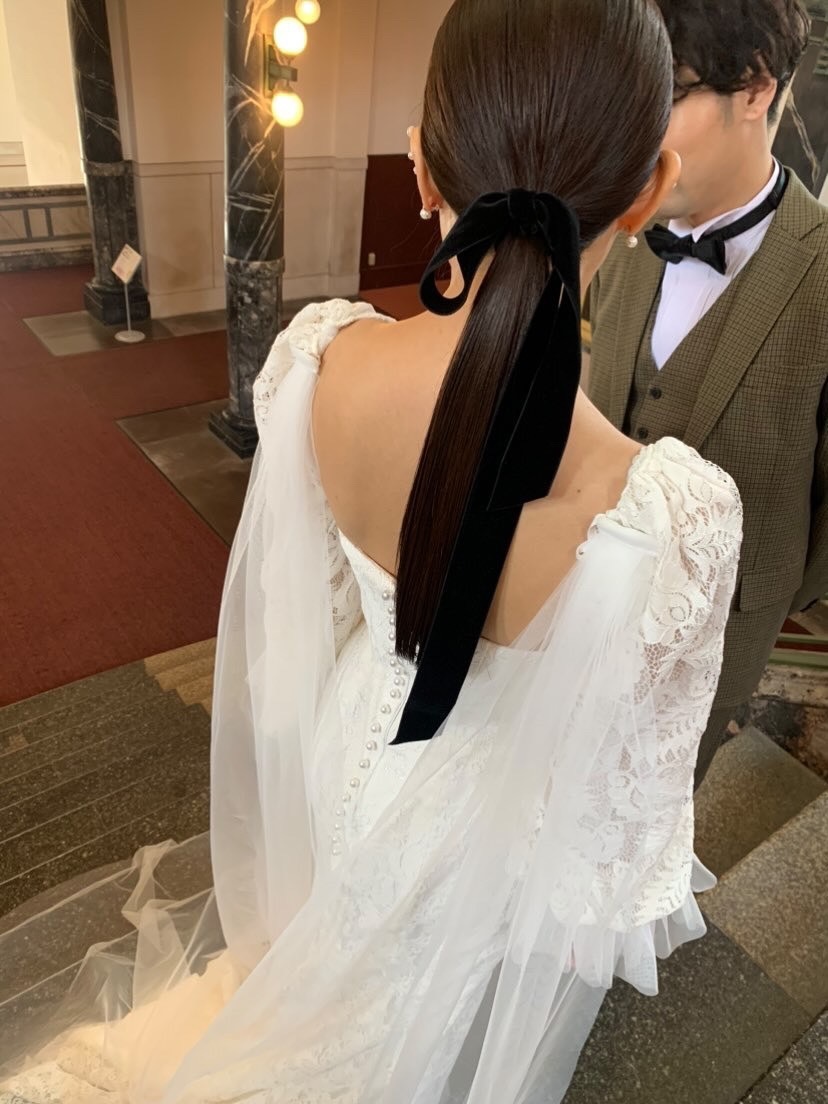 Trendy Slim Satin Ribbons ♡ 19 Cute Bridal Hair Ribbon Arrangements for 2023-2024にて紹介している画像