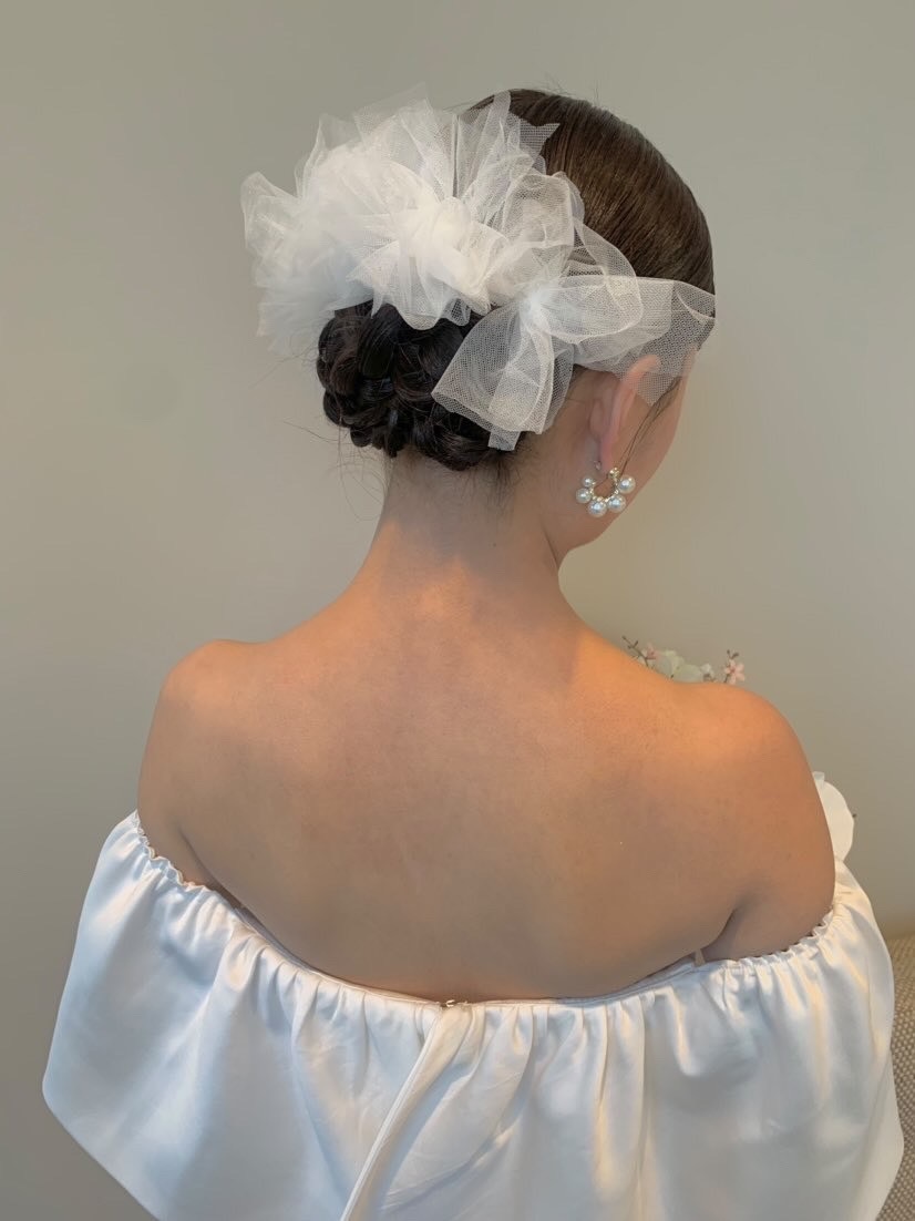 Trendy Slim Satin Ribbons ♡ 19 Cute Bridal Hair Ribbon Arrangements for 2023-2024にて紹介している画像