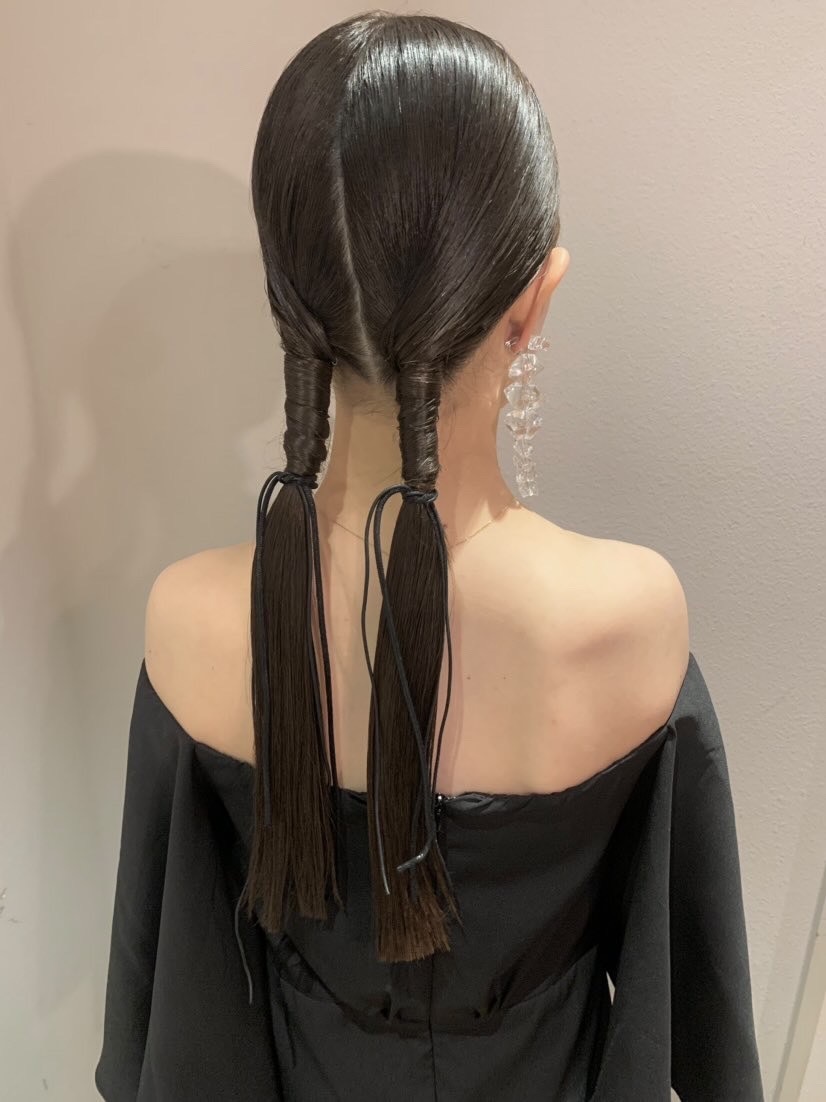 Trendy Slim Satin Ribbons ♡ 19 Cute Bridal Hair Ribbon Arrangements for 2023-2024にて紹介している画像