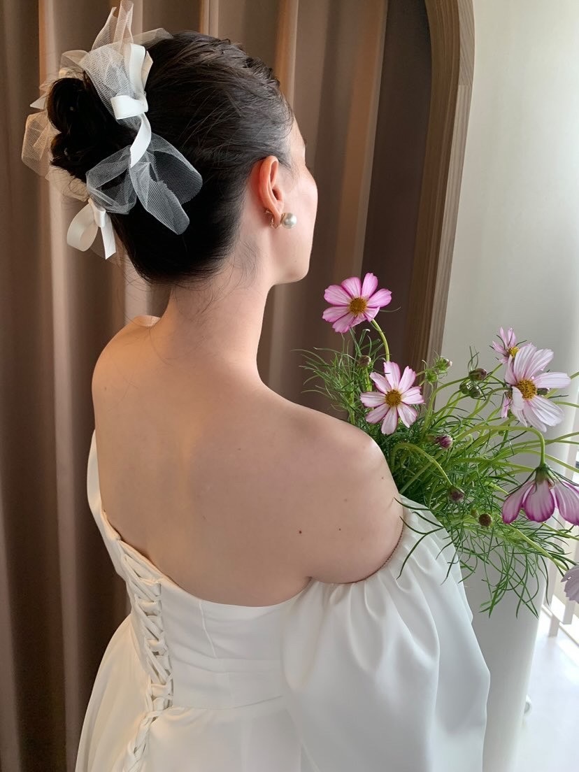 Trendy Slim Satin Ribbons ♡ 19 Cute Bridal Hair Ribbon Arrangements for 2023-2024にて紹介している画像