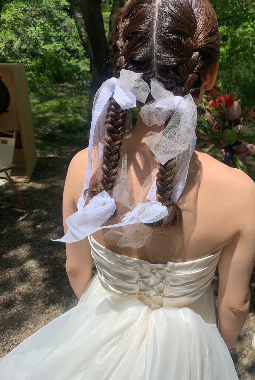 Trendy Slim Satin Ribbons ♡ 19 Cute Bridal Hair Ribbon Arrangements for 2023-2024にて紹介している画像