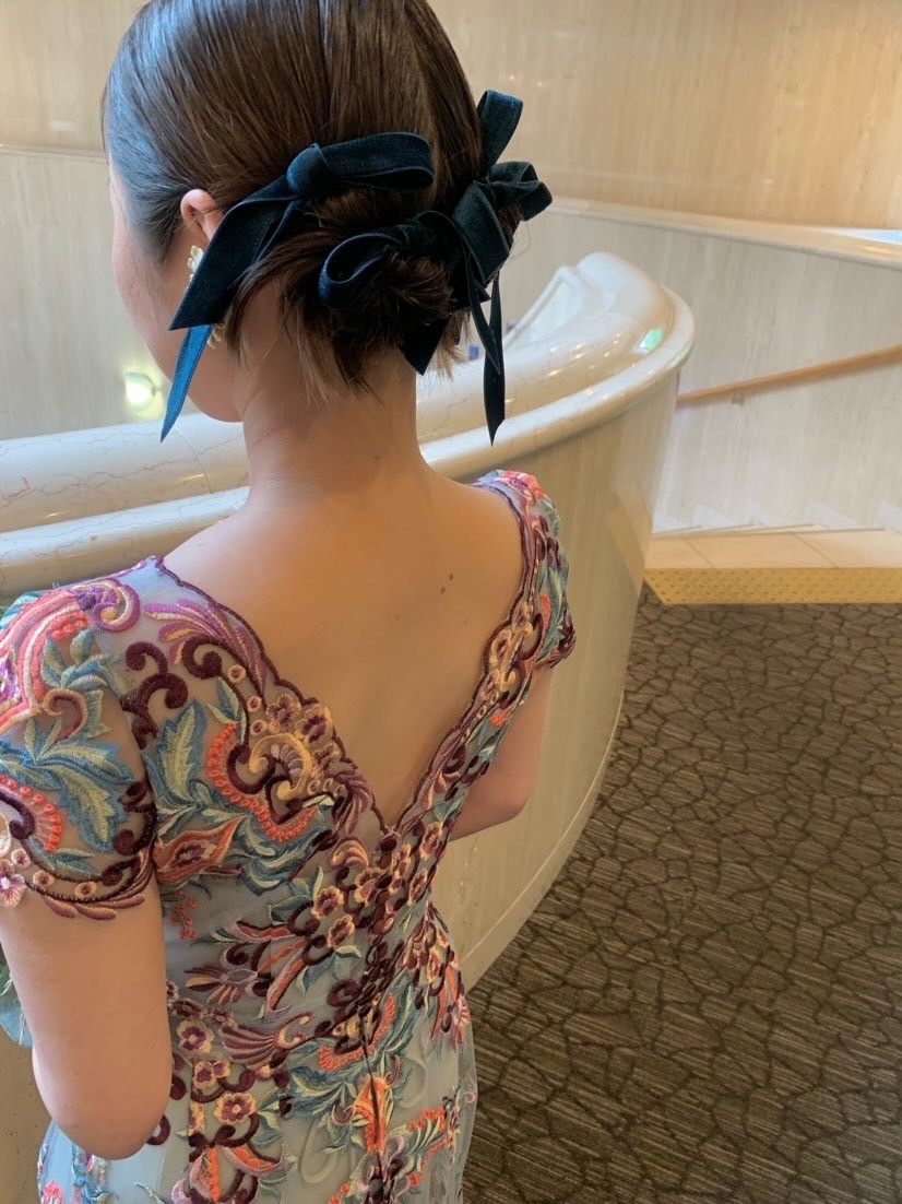 Trendy Slim Satin Ribbons ♡ 19 Cute Bridal Hair Ribbon Arrangements for 2023-2024にて紹介している画像