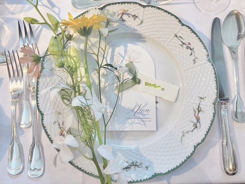 Using the same flowers, two different presentations 🍽️ An idea to use table arrangement flowers by placing them on the plate at first and then utilizing them as toss flowers.にて紹介している画像
