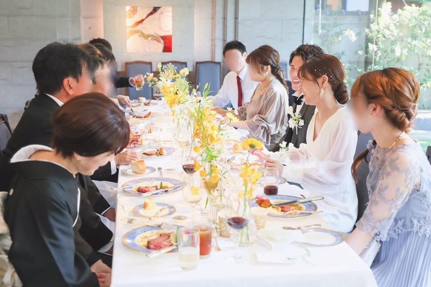 Using the same flowers, two different presentations 🍽️ An idea to use table arrangement flowers by placing them on the plate at first and then utilizing them as toss flowers.にて紹介している画像