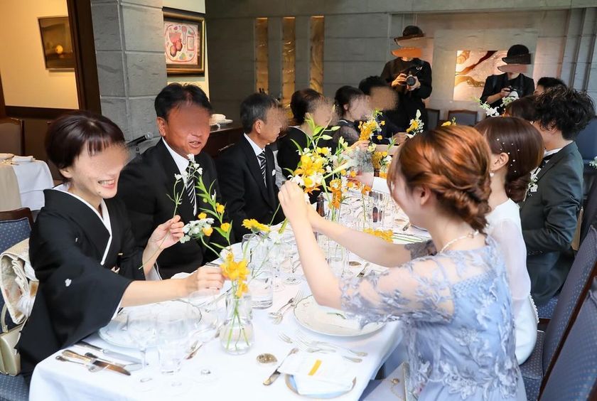 Using the same flowers, two different presentations 🍽️ An idea to use table arrangement flowers by placing them on the plate at first and then utilizing them as toss flowers.にて紹介している画像