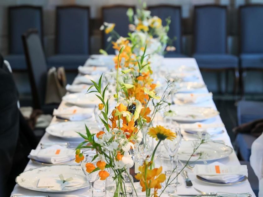 Using the same flowers, two different presentations 🍽️ An idea to use table arrangement flowers by placing them on the plate at first and then utilizing them as toss flowers.にて紹介している画像