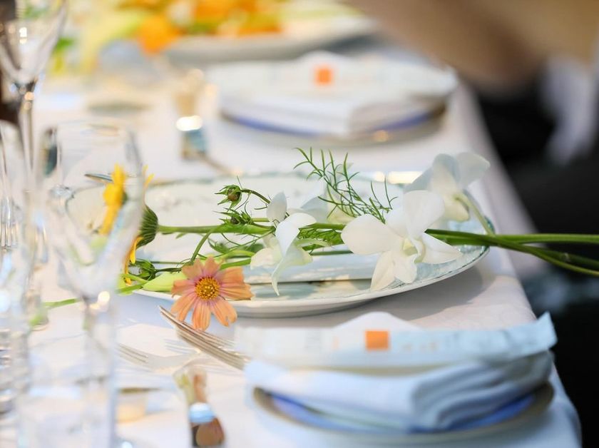 Using the same flowers, two different presentations 🍽️ An idea to use table arrangement flowers by placing them on the plate at first and then utilizing them as toss flowers.にて紹介している画像