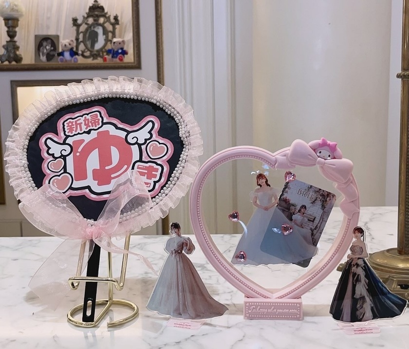 Receiving fan support 🫶 The idea of using "cheering fans" as guest place cards is interesting.にて紹介している画像