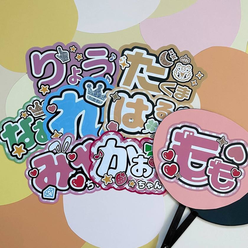 Receiving fan support 🫶 The idea of using "cheering fans" as guest place cards is interesting.にて紹介している画像