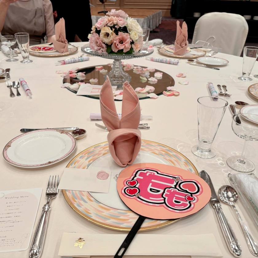 Receiving fan support 🫶 The idea of using "cheering fans" as guest place cards is interesting.にて紹介している画像