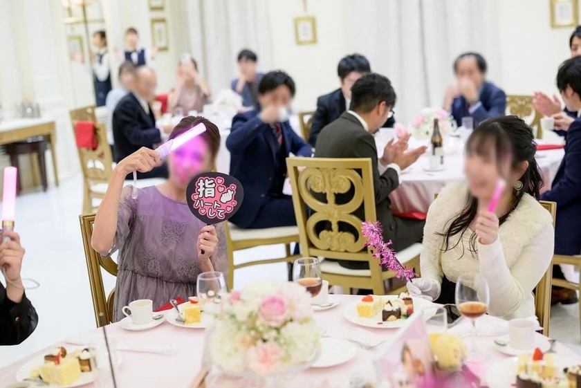 Receiving fan support 🫶 The idea of using "cheering fans" as guest place cards is interesting.にて紹介している画像