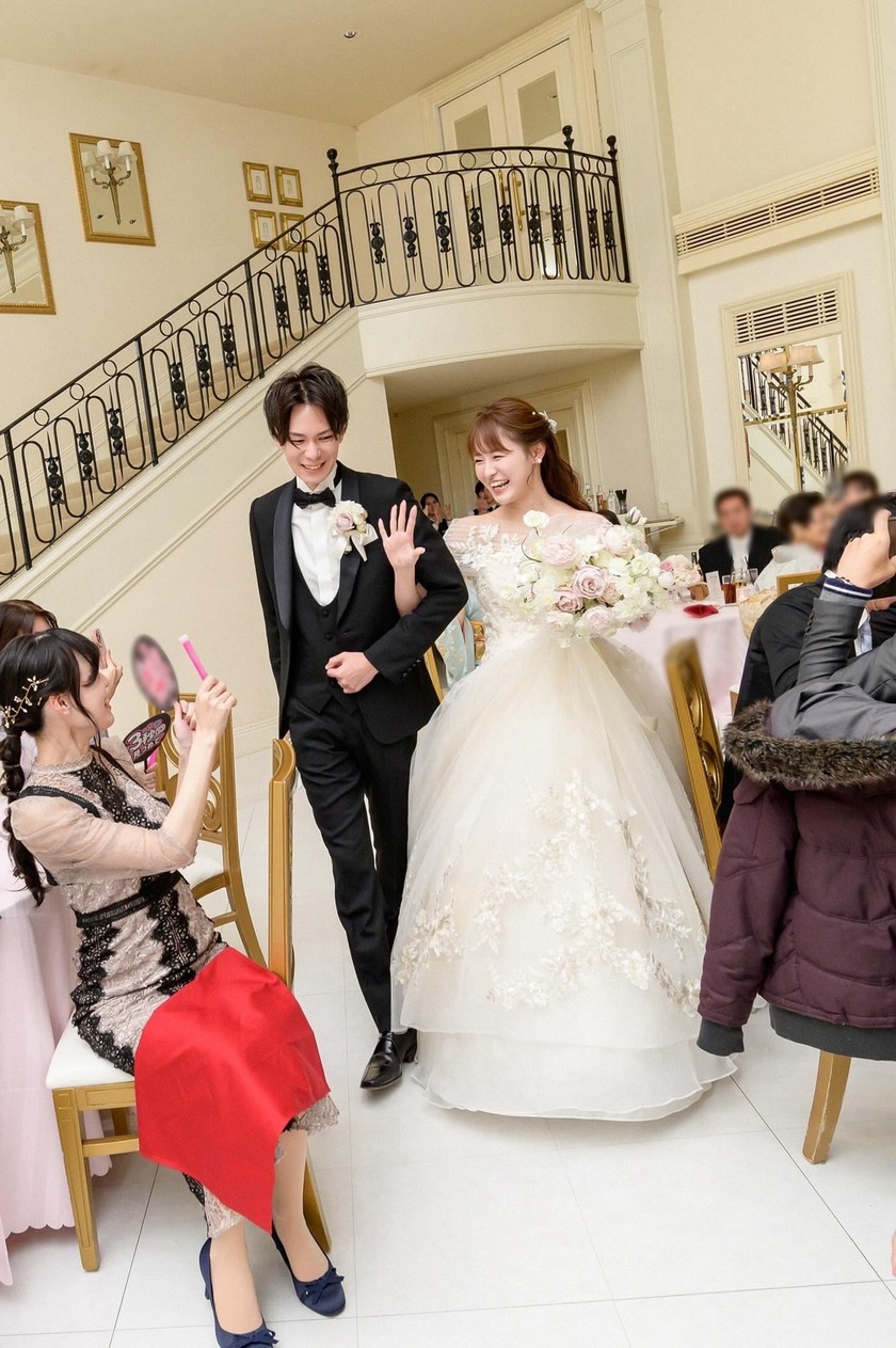 Receiving fan support 🫶 The idea of using "cheering fans" as guest place cards is interesting.にて紹介している画像