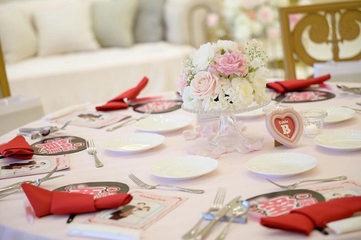 Receiving fan support 🫶 The idea of using "cheering fans" as guest place cards is interesting.にて紹介している画像