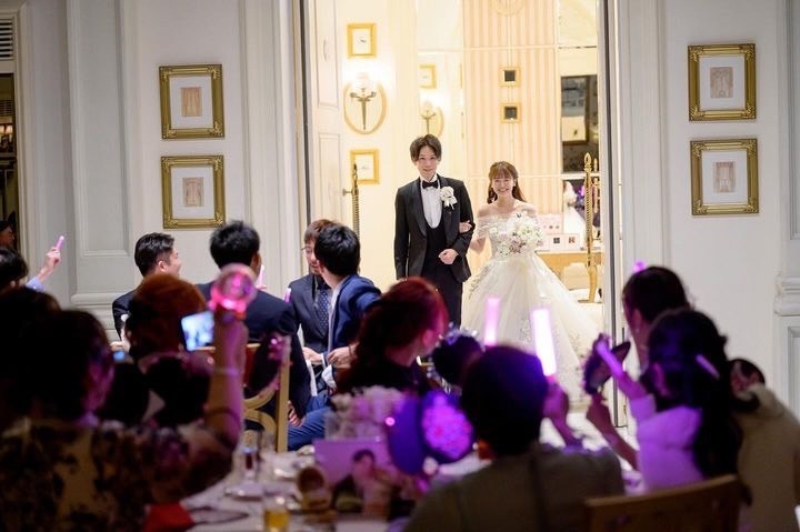 Receiving fan support 🫶 The idea of using "cheering fans" as guest place cards is interesting.にて紹介している画像