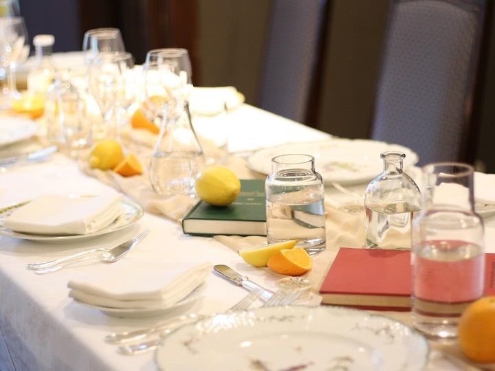 Using the same flowers, two different presentations 🍽️ An idea to use table arrangement flowers by placing them on the plate at first and then utilizing them as toss flowers.にて紹介している画像