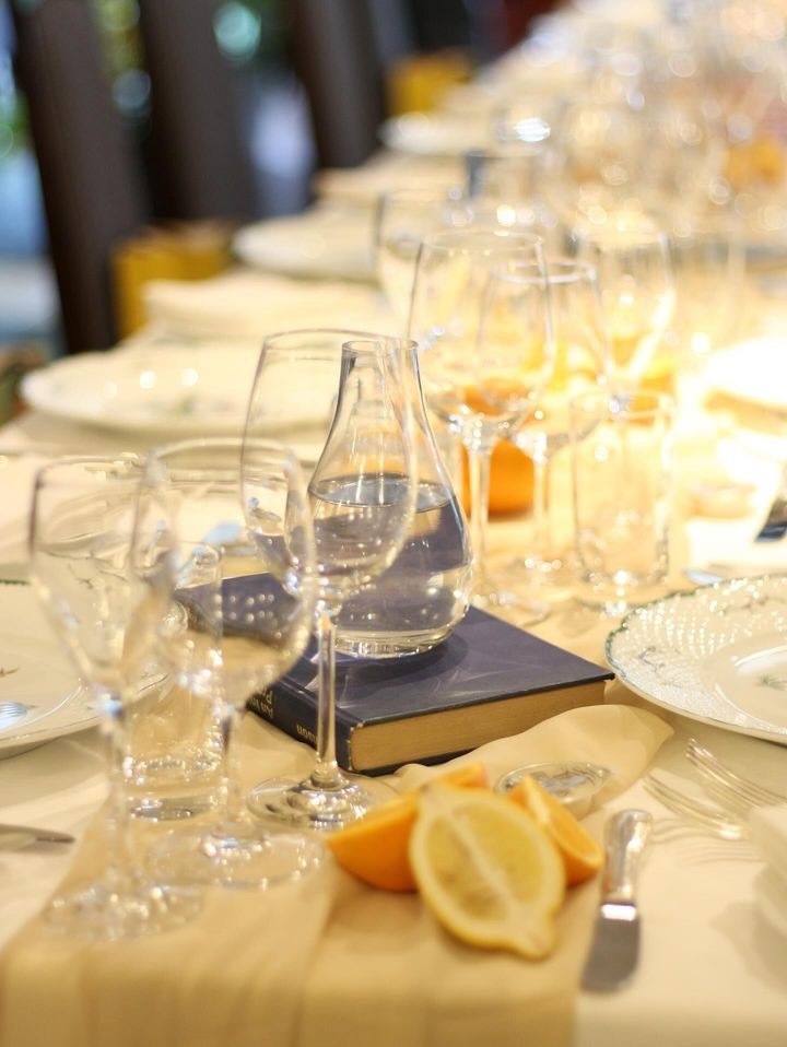 Using the same flowers, two different presentations 🍽️ An idea to use table arrangement flowers by placing them on the plate at first and then utilizing them as toss flowers.にて紹介している画像