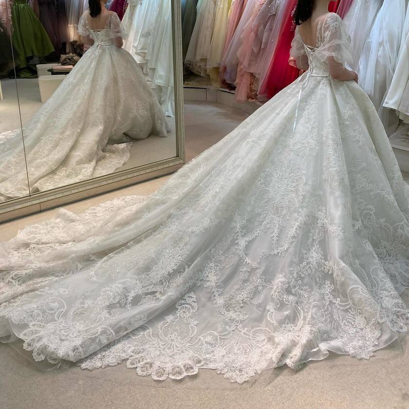 A luxurious lace dress with lovely puff sleeves 🪡 The popular dress by Victoria Francesca【HL066】にて紹介している画像