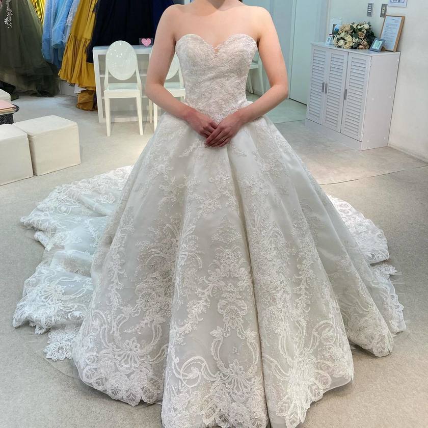 A luxurious lace dress with lovely puff sleeves 🪡 The popular dress by Victoria Francesca【HL066】にて紹介している画像