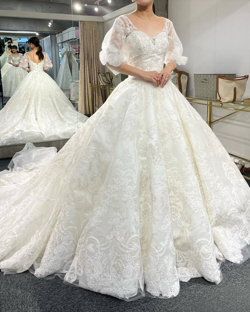 A luxurious lace dress with lovely puff sleeves 🪡 The popular dress by Victoria Francesca【HL066】にて紹介している画像