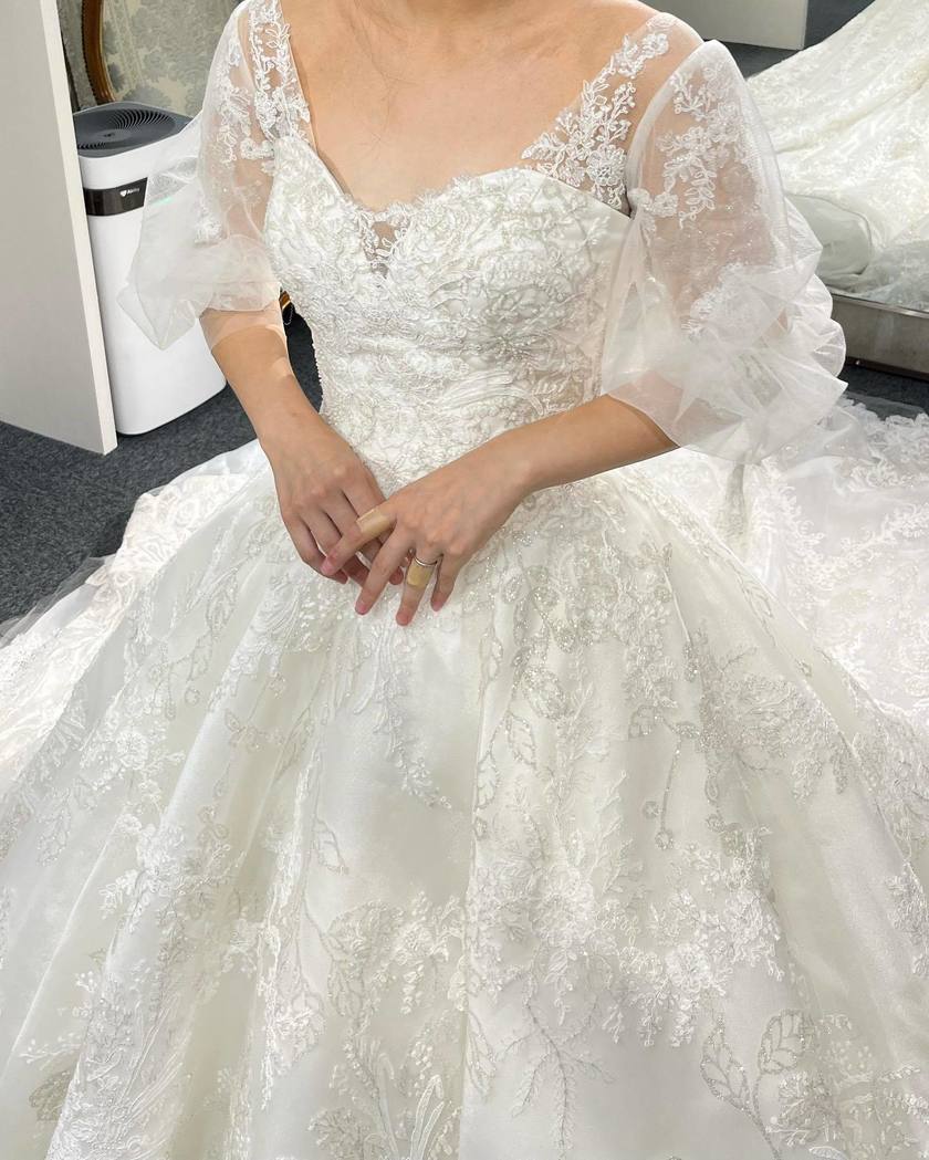 A luxurious lace dress with lovely puff sleeves 🪡 The popular dress by Victoria Francesca【HL066】にて紹介している画像