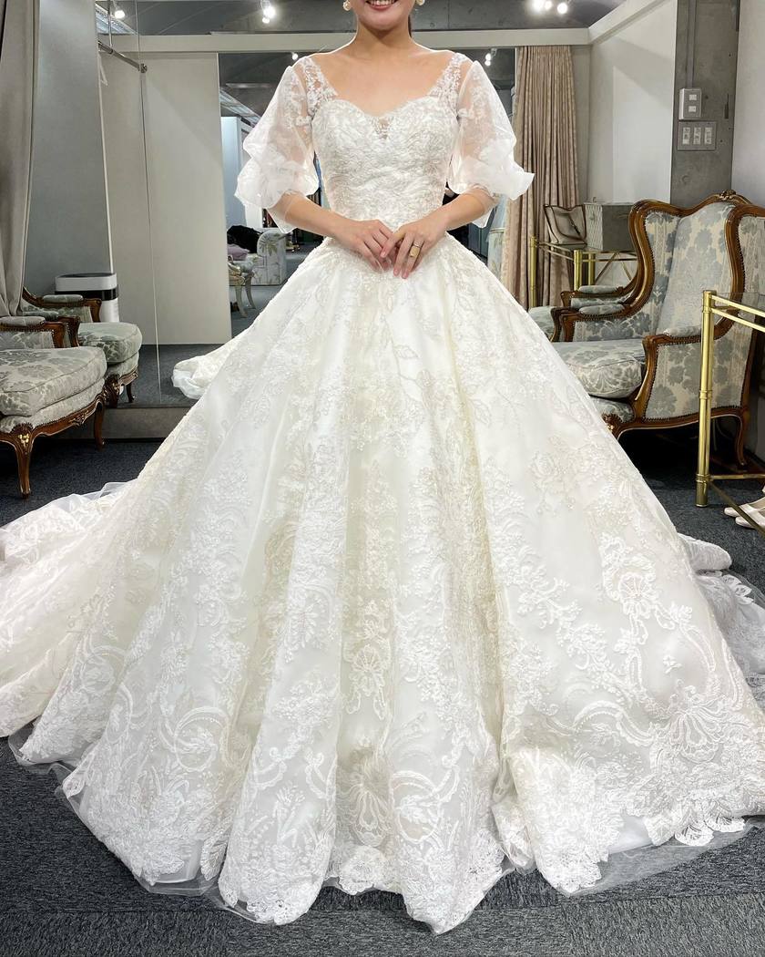 A luxurious lace dress with lovely puff sleeves 🪡 The popular dress by Victoria Francesca【HL066】にて紹介している画像