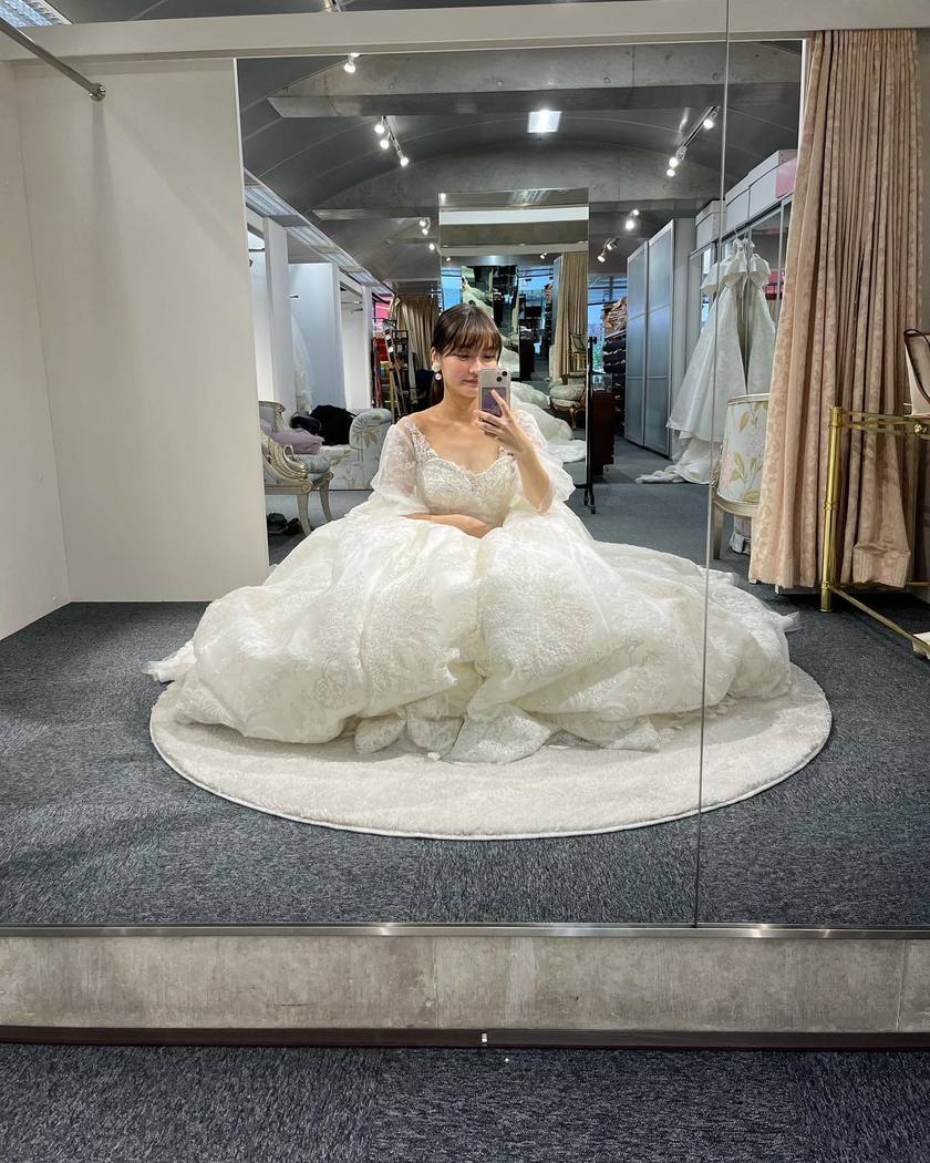 A luxurious lace dress with lovely puff sleeves 🪡 The popular dress by Victoria Francesca【HL066】にて紹介している画像