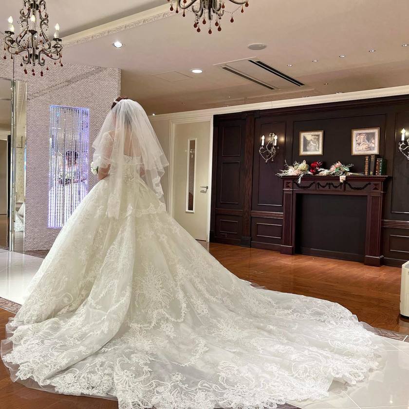 A luxurious lace dress with lovely puff sleeves 🪡 The popular dress by Victoria Francesca【HL066】にて紹介している画像