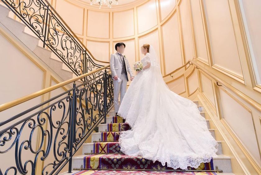 A luxurious lace dress with lovely puff sleeves 🪡 The popular dress by Victoria Francesca【HL066】にて紹介している画像