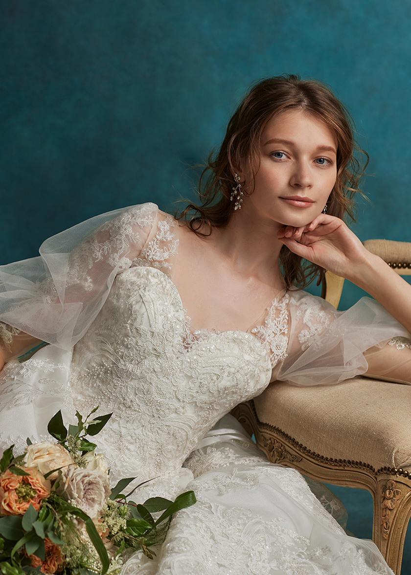 A luxurious lace dress with lovely puff sleeves 🪡 The popular dress by Victoria Francesca【HL066】にて紹介している画像