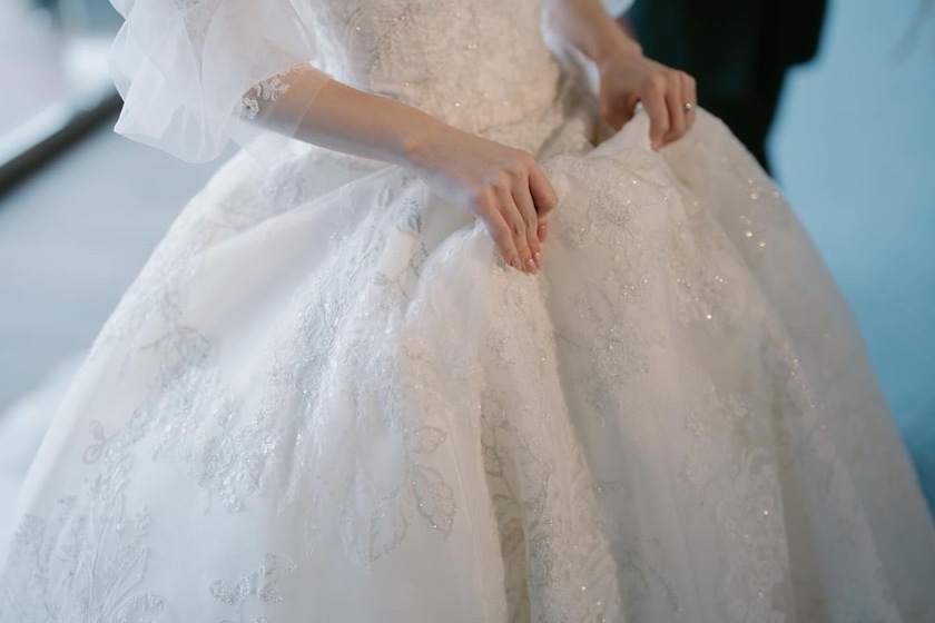 A luxurious lace dress with lovely puff sleeves 🪡 The popular dress by Victoria Francesca【HL066】にて紹介している画像