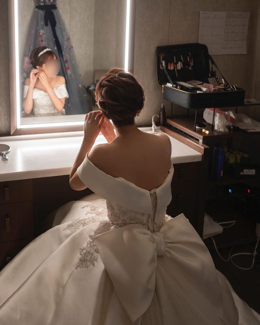 Collection of Popular Dresses from VICTRIA FRANCEZKA: Classical and Elegant Traditional Style Dressesにて紹介している画像