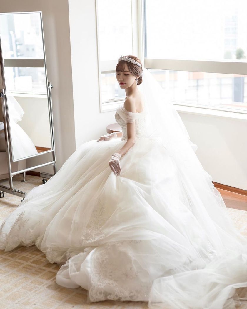 Collection of Popular Dresses from VICTRIA FRANCEZKA: Classical and Elegant Traditional Style Dressesにて紹介している画像