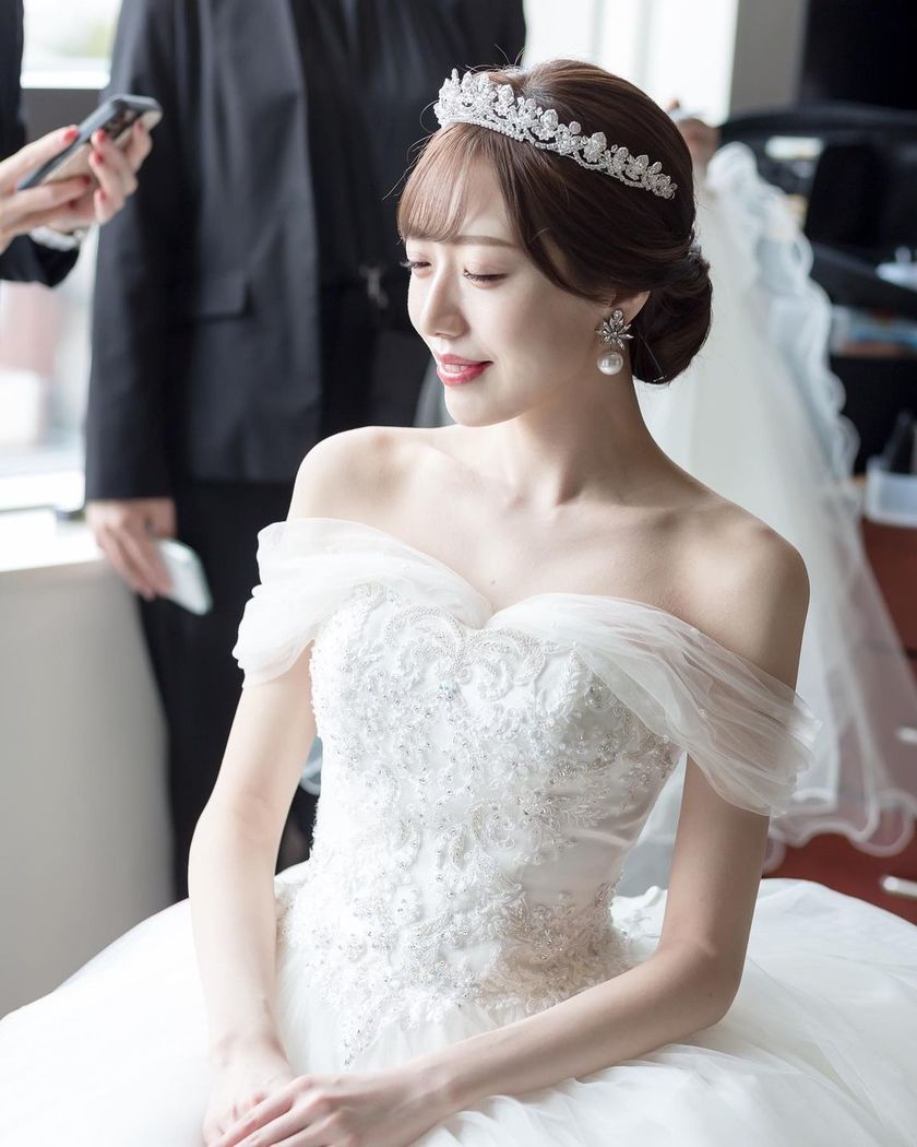 Collection of Popular Dresses from VICTRIA FRANCEZKA: Classical and Elegant Traditional Style Dressesにて紹介している画像