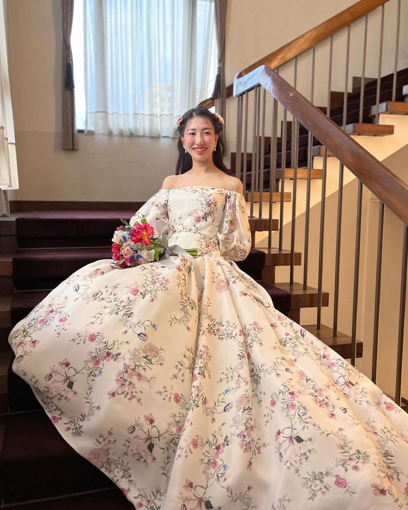 입어볼 수 없을 만큼 인기 있는 드레스! 모니크 루이리의 꽃무늬 드레스가 귀여워요🌷🕊️にて紹介している画像