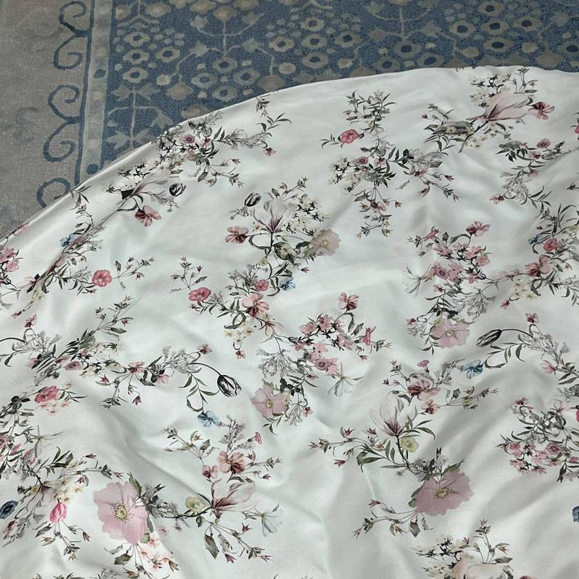 입어볼 수 없을 만큼 인기 있는 드레스! 모니크 루이리의 꽃무늬 드레스가 귀여워요🌷🕊️にて紹介している画像