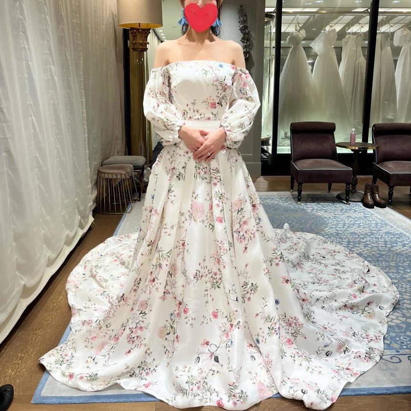 입어볼 수 없을 만큼 인기 있는 드레스! 모니크 루이리의 꽃무늬 드레스가 귀여워요🌷🕊️にて紹介している画像