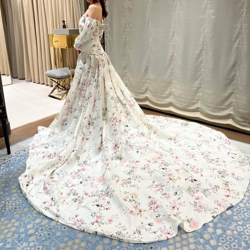 입어볼 수 없을 만큼 인기 있는 드레스! 모니크 루이리의 꽃무늬 드레스가 귀여워요🌷🕊️にて紹介している画像