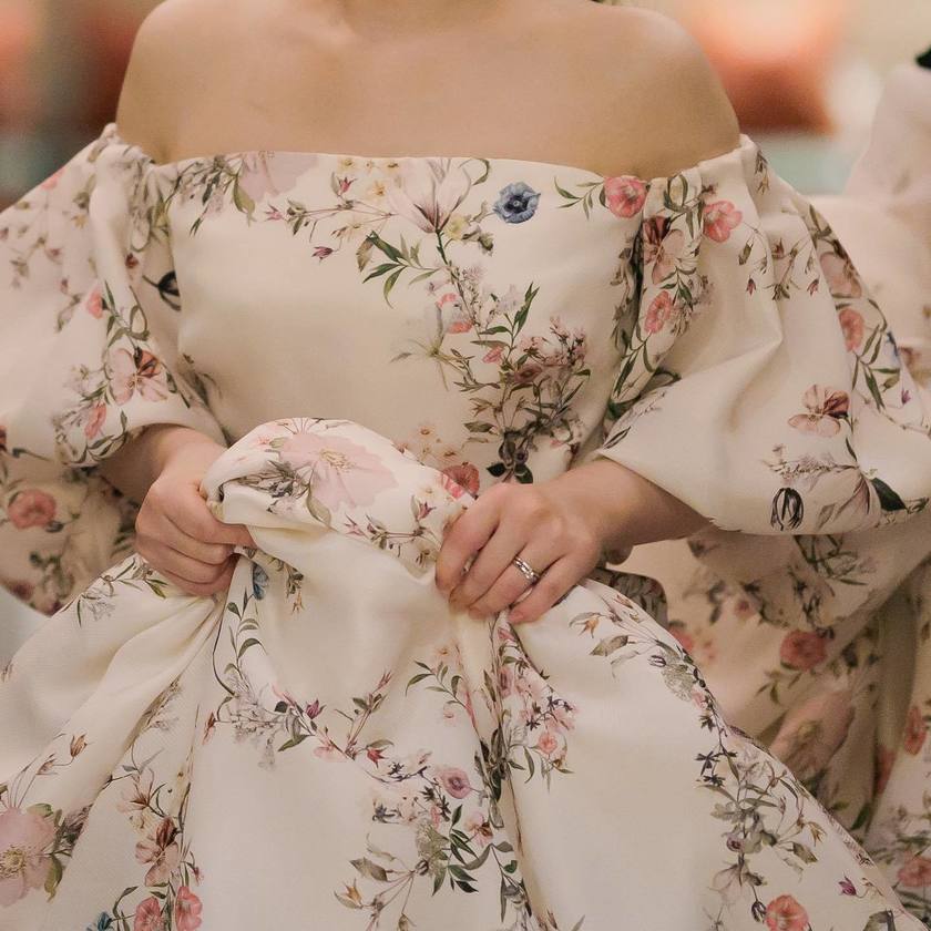 입어볼 수 없을 만큼 인기 있는 드레스! 모니크 루이리의 꽃무늬 드레스가 귀여워요🌷🕊️にて紹介している画像