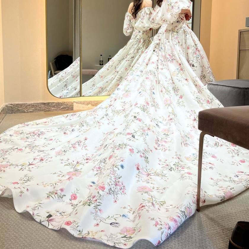 입어볼 수 없을 만큼 인기 있는 드레스! 모니크 루이리의 꽃무늬 드레스가 귀여워요🌷🕊️にて紹介している画像