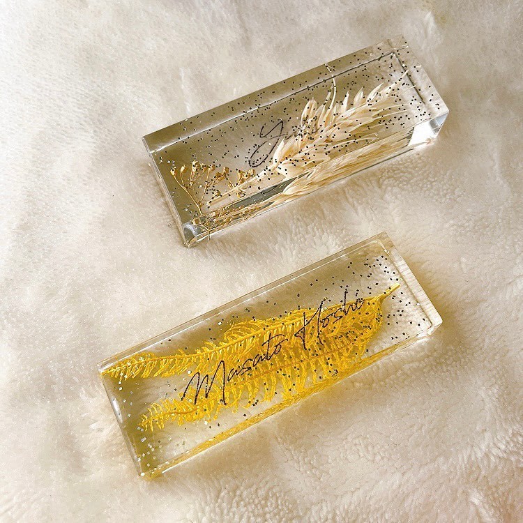 How to Make a Transparent Resin Place Card with Flowers Encased Inside 🧊 - Required Materials and Time Needed?にて紹介している画像