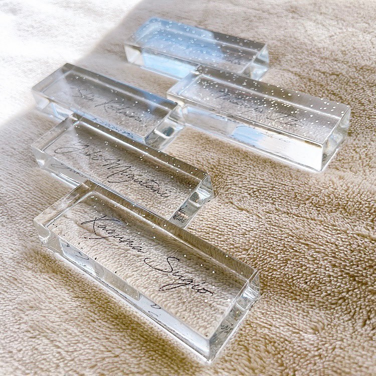 How to Make a Transparent Resin Place Card with Flowers Encased Inside 🧊 - Required Materials and Time Needed?にて紹介している画像