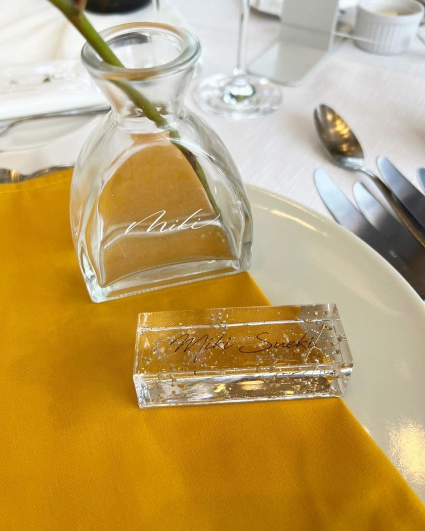 How to Make a Transparent Resin Place Card with Flowers Encased Inside 🧊 - Required Materials and Time Needed?にて紹介している画像