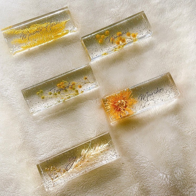 How to Make a Transparent Resin Place Card with Flowers Encased Inside 🧊 - Required Materials and Time Needed?にて紹介している画像