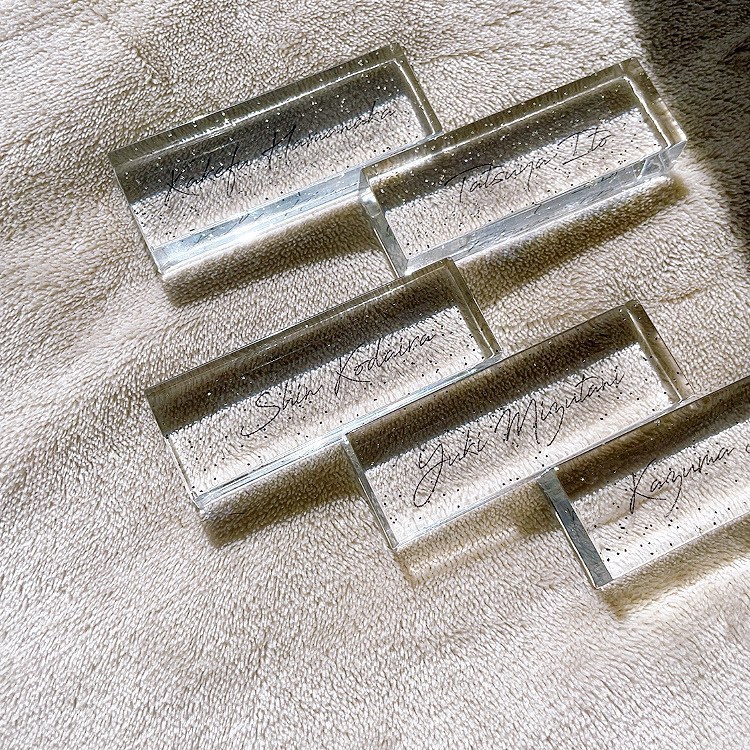 How to Make a Transparent Resin Place Card with Flowers Encased Inside 🧊 - Required Materials and Time Needed?にて紹介している画像