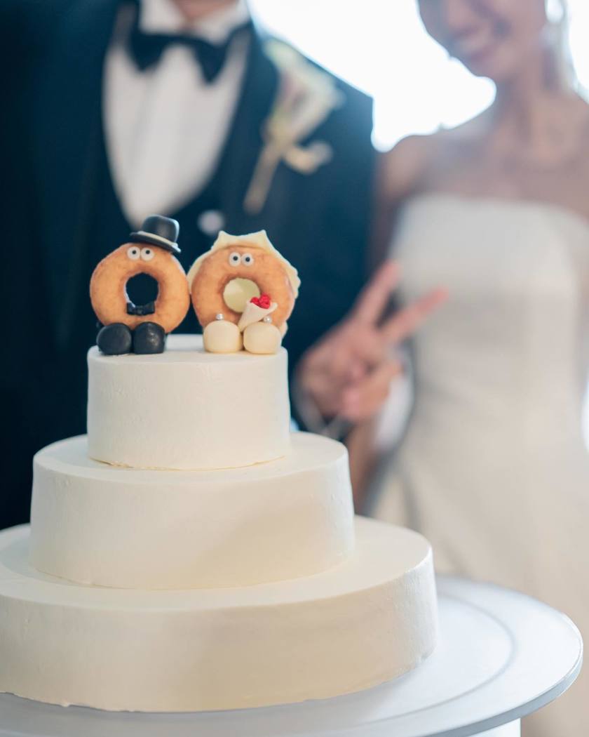 Did you know about the wedding cake donut couple cake topper 🍩 called "Donut Couple"?にて紹介している画像