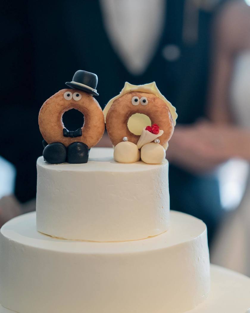 Did you know about the wedding cake donut couple cake topper 🍩 called "Donut Couple"?にて紹介している画像
