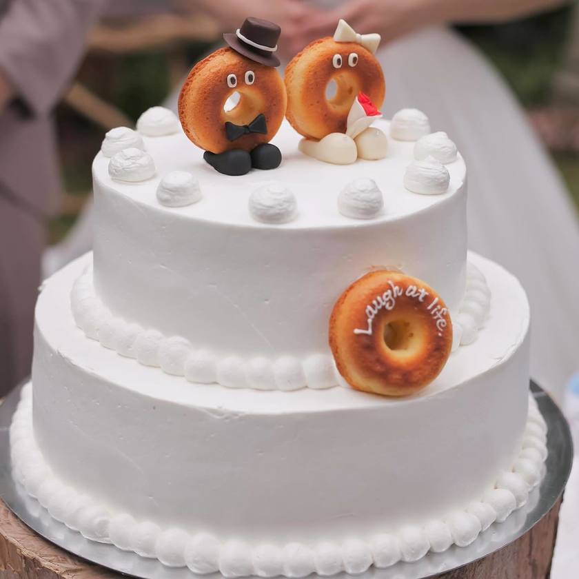Did you know about the wedding cake donut couple cake topper 🍩 called "Donut Couple"?にて紹介している画像