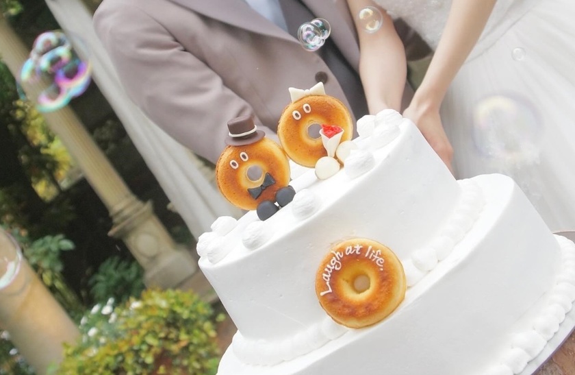 Did you know about the wedding cake donut couple cake topper 🍩 called "Donut Couple"?にて紹介している画像