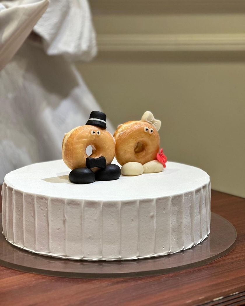 Did you know about the wedding cake donut couple cake topper 🍩 called "Donut Couple"?にて紹介している画像